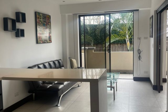 Se vende apartamento amueblado en condominio en Santa Ana