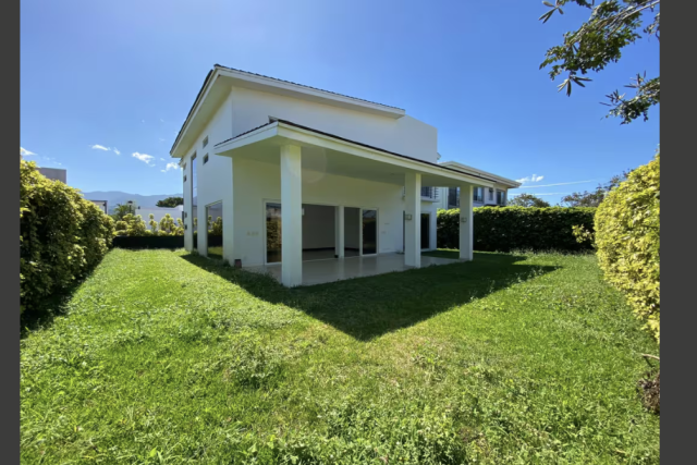 Casas en Pozos | Se alquila casa de lujo en condominio en Lindora Santa Ana