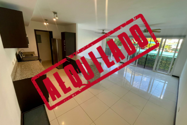 Se alquila apartamento con línea blanca en condominio en Santa Ana