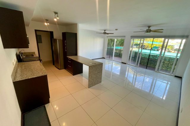 Apartamento con línea blanca en alquiler en condominio en Santa Ana