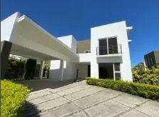 Se alquila casa de lujo en Lindora Santa Ana