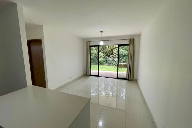 Se vende apartamento para inversión, en condominio en Santa Ana