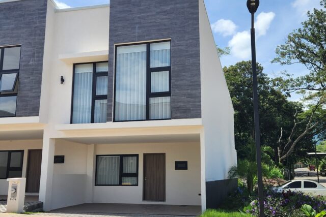 Alquiler de casa nueva con línea blanca, en condominio, en Santa Ana