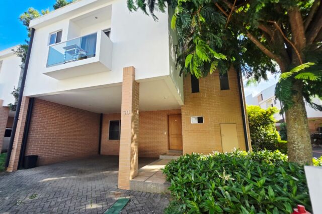 Venta de casa en condominio en Santa Ana